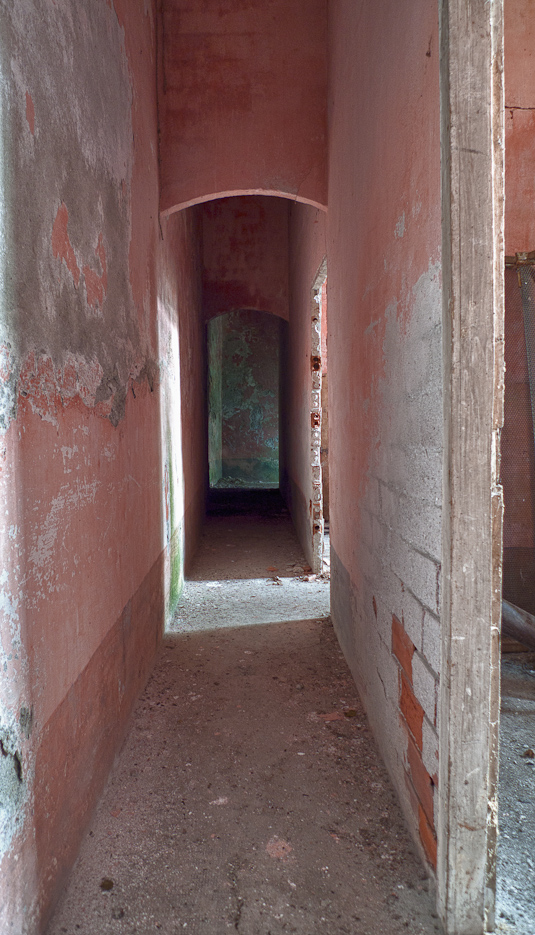 old house block corridor. 4 rooms available